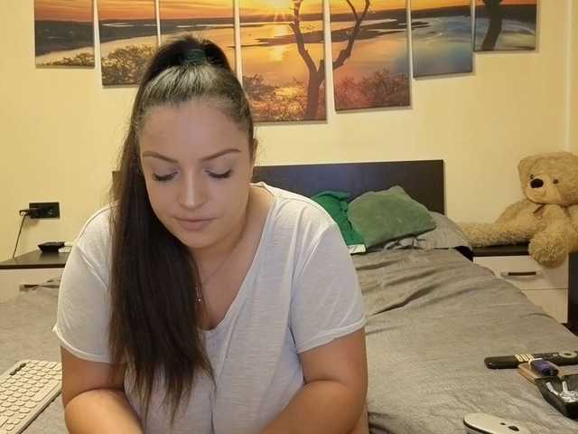 le modèle adellineee est en webcam porno dans un show sur le site bongacams, il possède les tags suivants: White/Caucasian,Brunette,Shaved