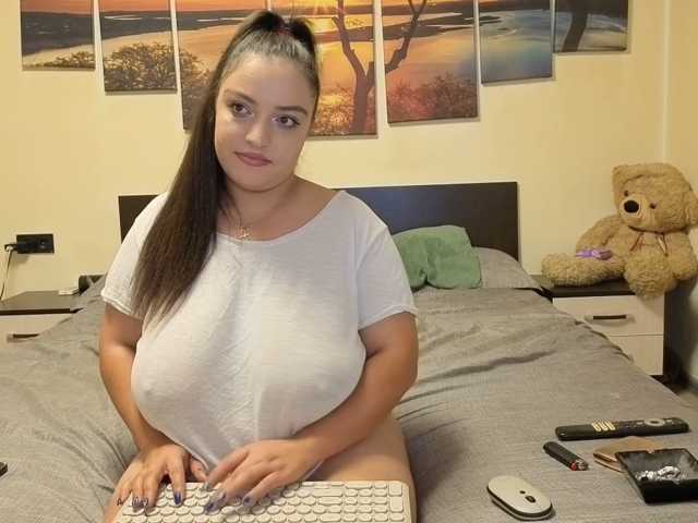 adellineee, en directo ahora en BongaCams