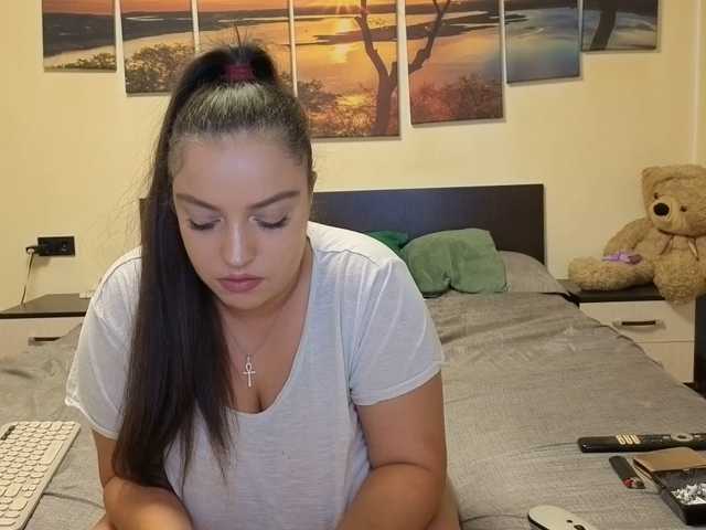 adellineee, en vivo ahora en BongaCams