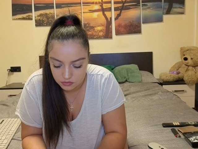 adellineee, en vivo ahora en BongaCams