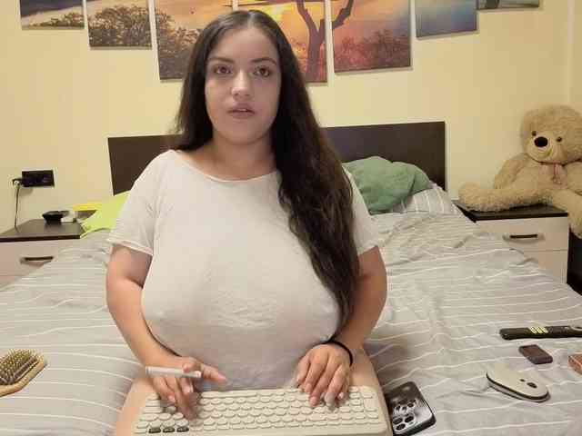 Modèle: adellineee