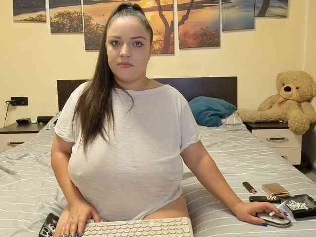 Модель: adellineee