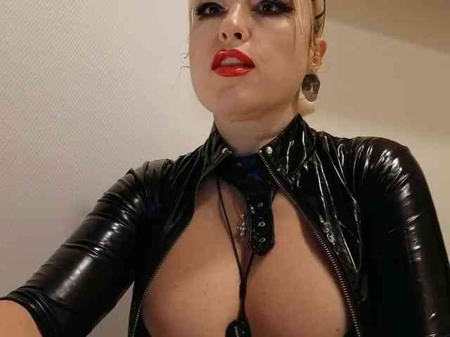 KateDarkstar webcam
