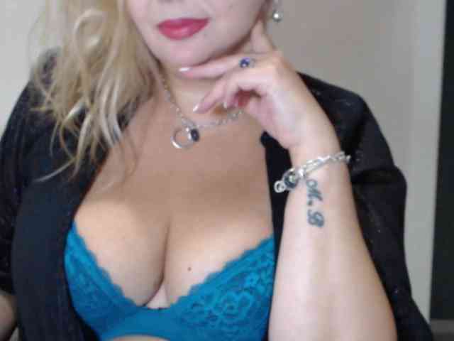 aniutkamau webcam