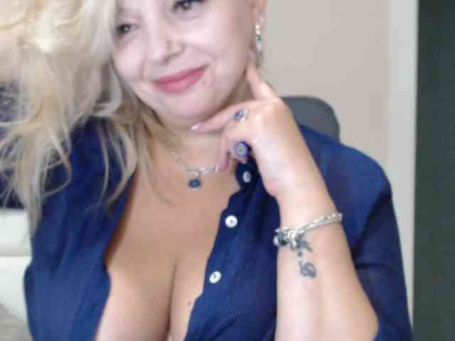 aniutkamau webcam