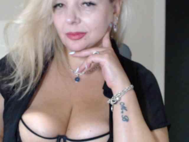 aniutkamau webcam
