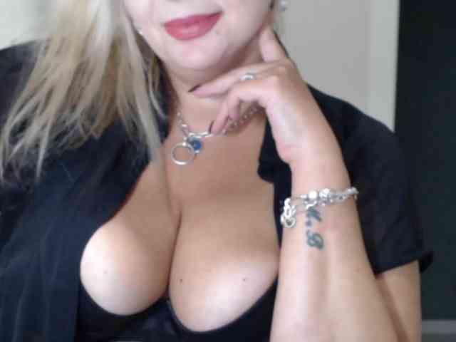 aniutkamau live female cam on bongacams