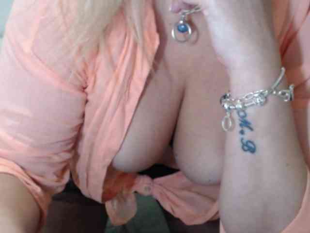 aniutkamau webcam