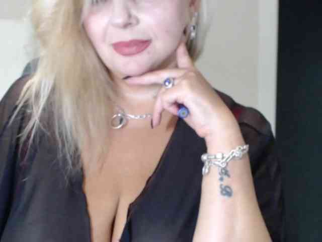 aniutkamau live female cam on bongacams