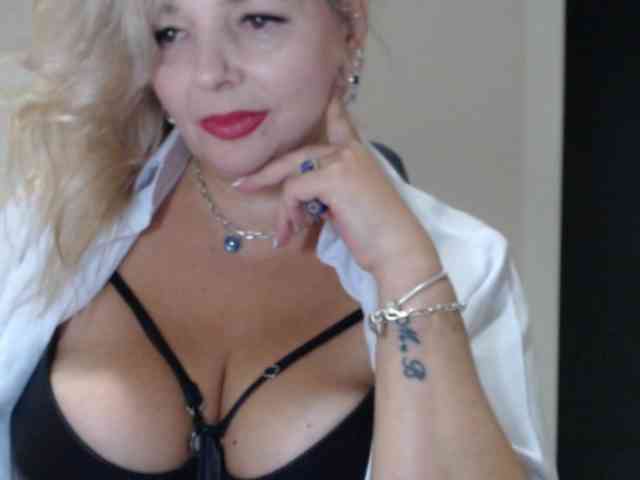 aniutkamau webcam