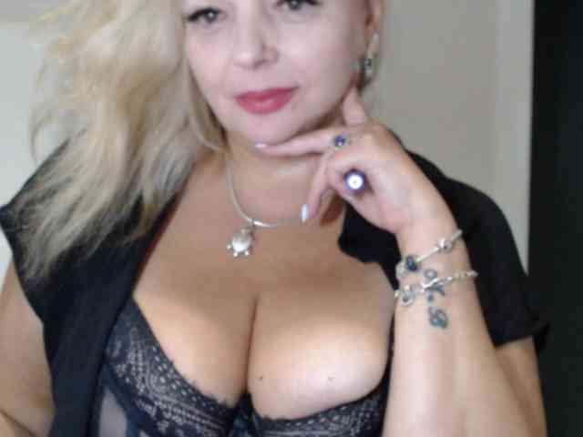 aniutkamau webcam