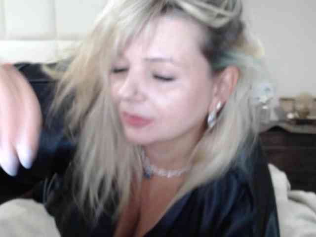aniutkamau webcam
