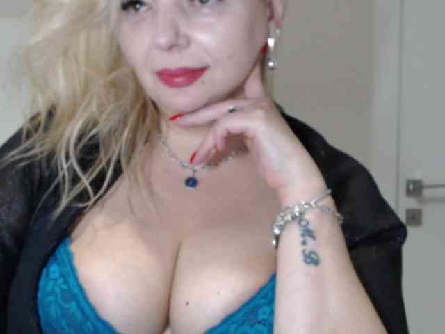 aniutkamau webcam