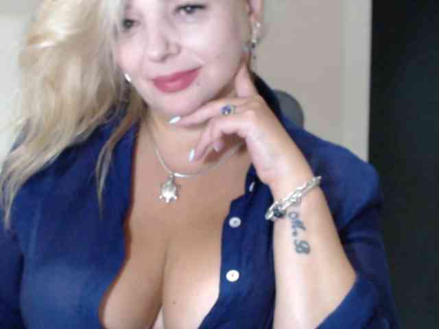 aniutkamau webcam