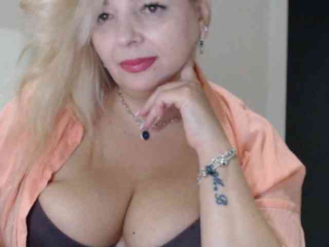 aniutkamau webcam