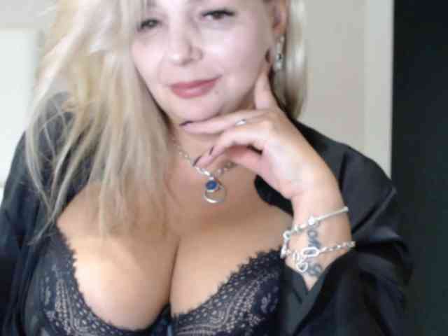 aniutkamau live female cam on bongacams