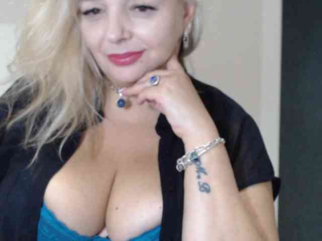 aniutkamau live female cam on bongacams