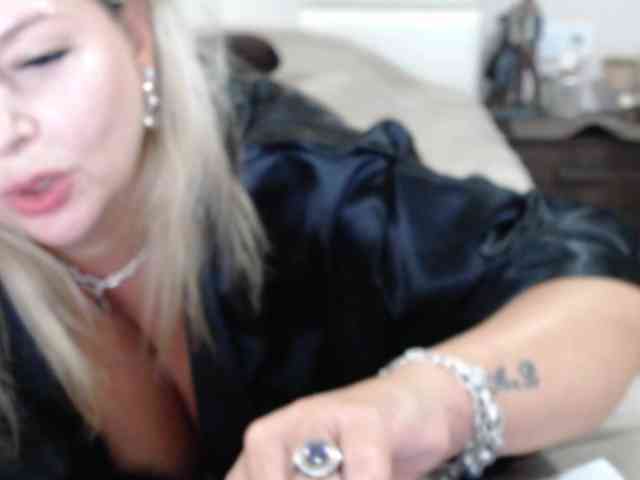 aniutkamau webcam