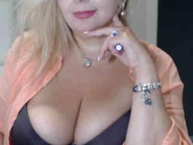 aniutkamau webcam