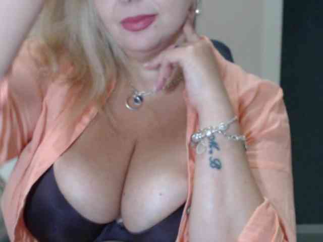 aniutkamau webcam