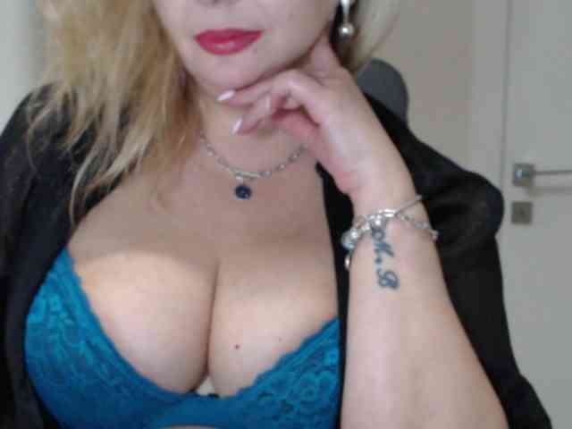 aniutkamau webcam