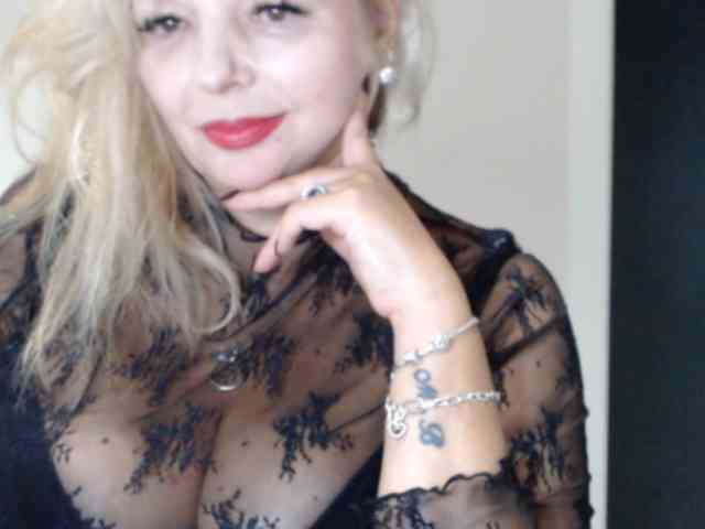 aniutkamau webcam