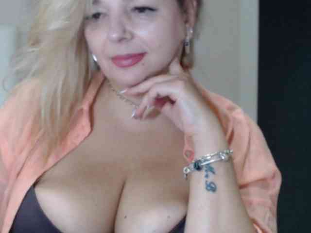 aniutkamau live female cam on bongacams