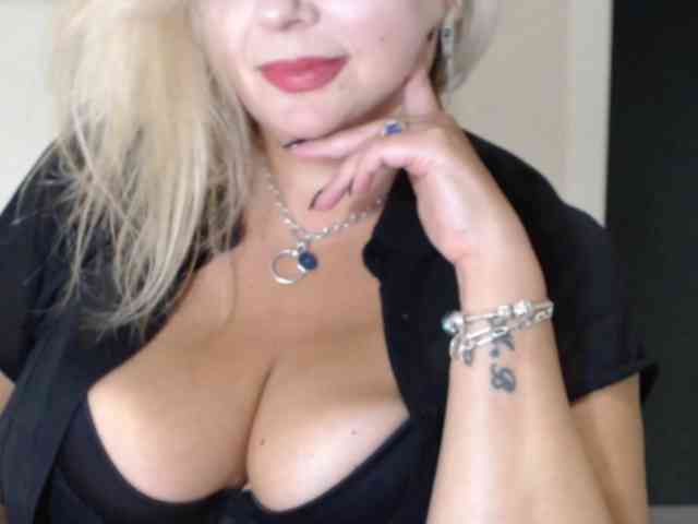 aniutkamau live female cam on bongacams