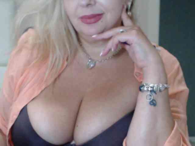 aniutkamau webcam
