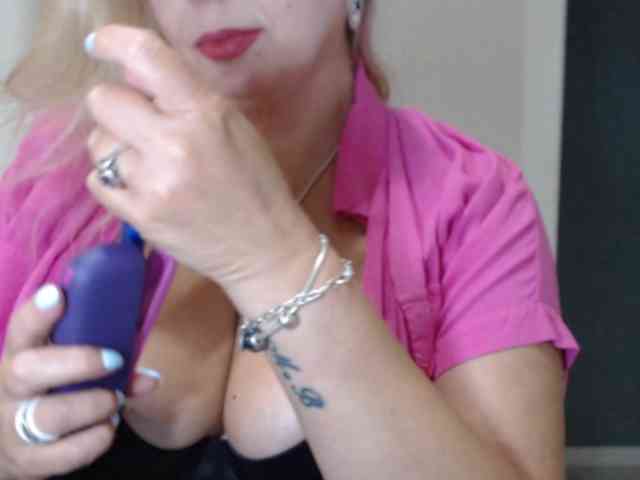 aniutkamau webcam
