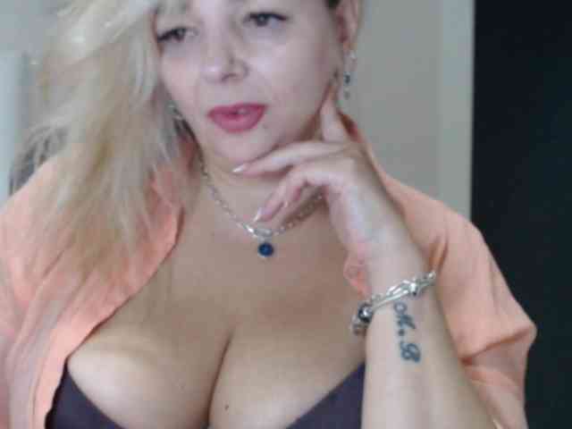aniutkamau webcam