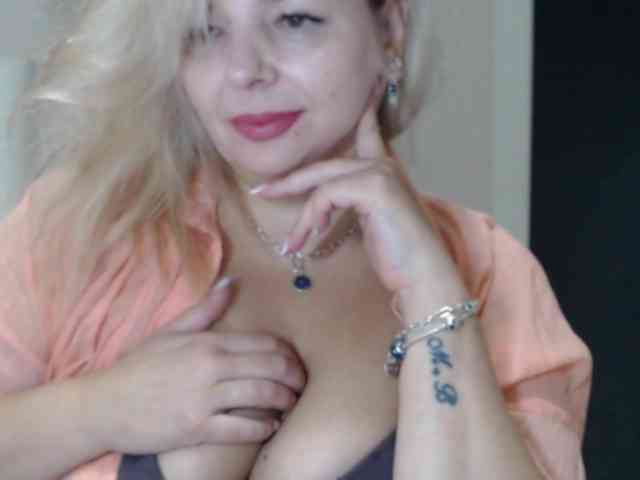 aniutkamau webcam