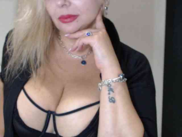 aniutkamau live female cam on bongacams