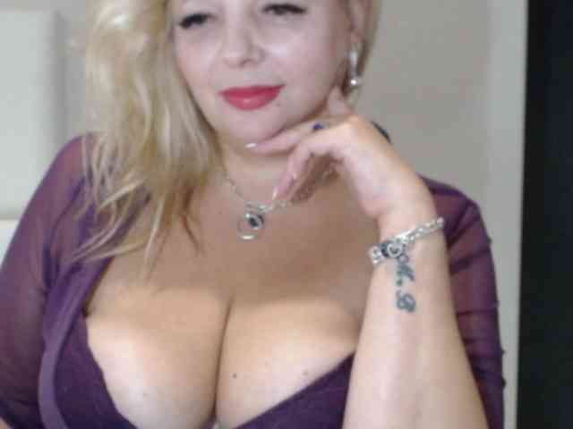 aniutkamau webcam