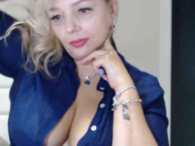 aniutkamau live female cam on bongacams