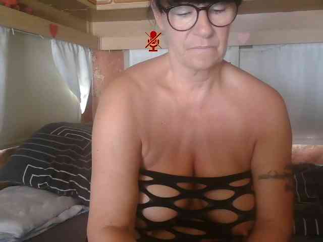 Illymaus's cam show statistics and live stream