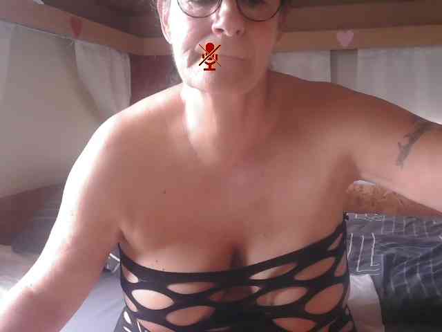 illymaus live female cam on bongacams