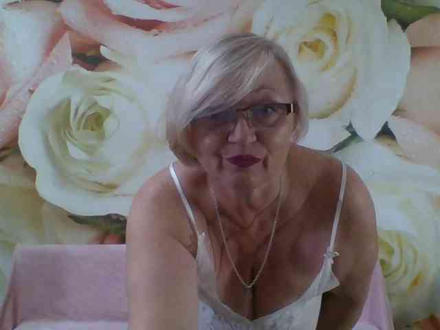 yakameliya live female cam on bongacams