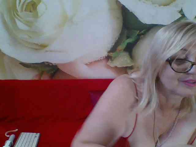 yakameliya live female cam on bongacams