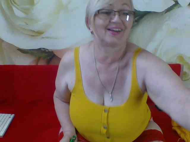 yakameliya live female cam on bongacams