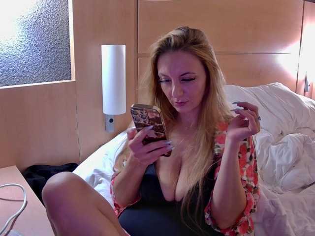 ChristinaHotX live cam preview