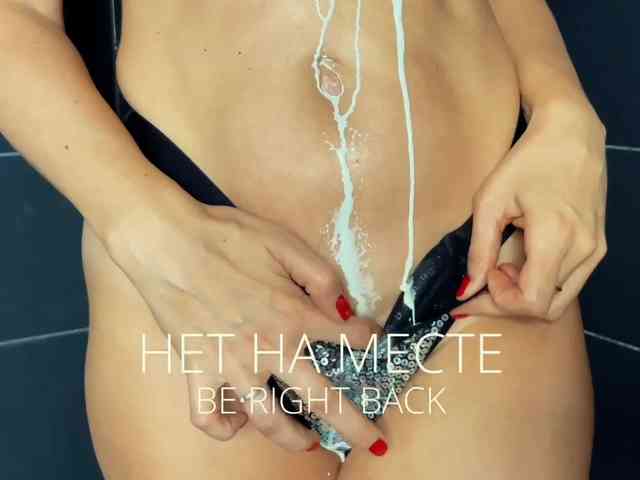 M-A-D-O-N-N-A webcam