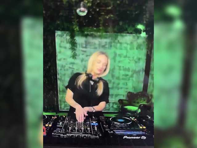 merrybaby's BongaCams show and profile