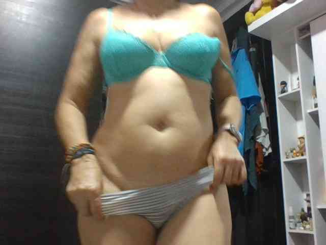 JuanitaWouti webcam