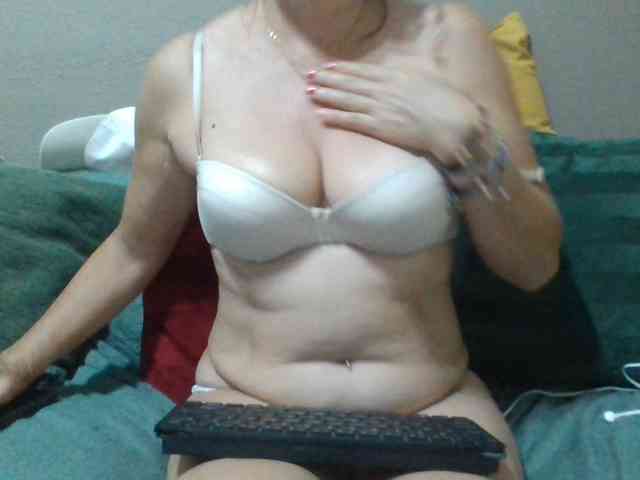 JuanitaWouti webcam