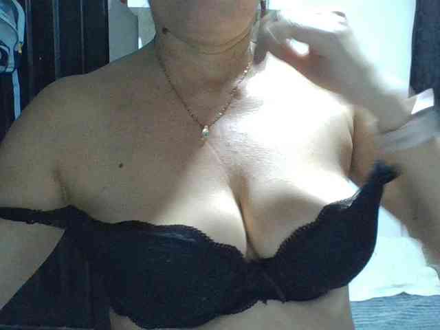 JuanitaWouti webcam