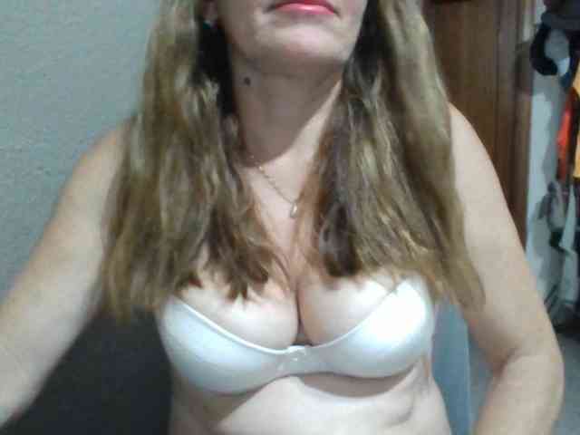JuanitaWouti webcam