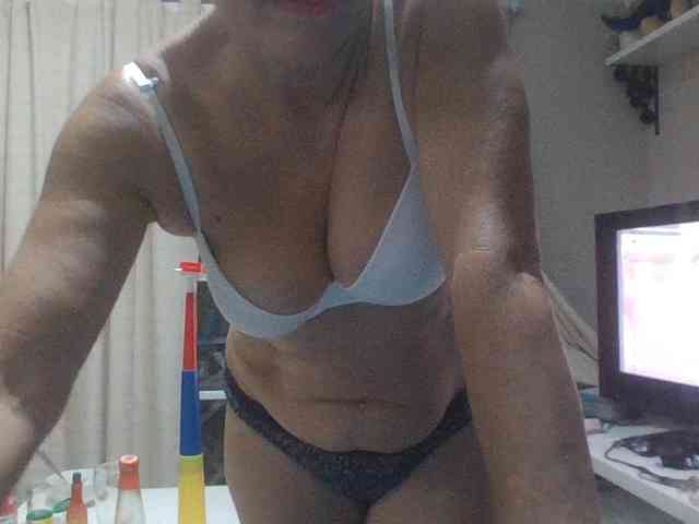 JuanitaWouti webcam