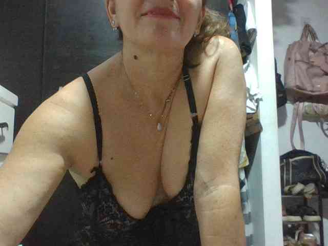 JuanitaWouti webcam