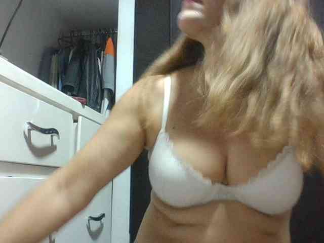 JuanitaWouti webcam